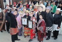 Peserta Terbanyak, Bedah 7 Buku Karya Taruna Ikrar Pecahkan Rekor MURI FOTO: Kepala Badan POM RI, Prof. Dr. Taruna Ikrar M.Biomed Ph.D meluncurkan dan membedah 7 buku karyanya yang mencerminkan visi, sejarah, dan tantangan masa depan pengawasan obat dan makanan di Indonesia serta dunia bertempat di gedung Merah Putih BPOM jalan percetakan negara (Kamis/31 Juli 2025)