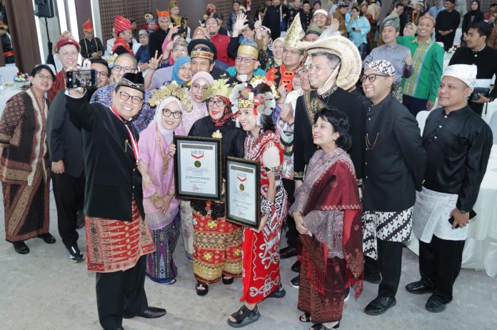 FOTO: Kepala Badan POM RI, Prof. Dr. Taruna Ikrar M.Biomed Ph.D meluncurkan dan membedah 7 buku karyanya yang mencerminkan visi, sejarah, dan tantangan masa depan pengawasan obat dan makanan di Indonesia serta dunia bertempat di gedung Merah Putih BPOM jalan percetakan negara (Kamis/31 Juli 2025)