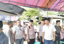 Jumat Curhat, Kapolsek Pallangga Melayat ke Rumah Warganya yang Meninggal dan Berdiskusi Dengan Pelayat FOTO: Kapolsek Pallangga AKP Muh. Ali, SH.,MM (tengah) pada saat melayat dan berbincang kepada warga di Desa Pallangga Kecamatan Pallangga. Jumat (4/7)