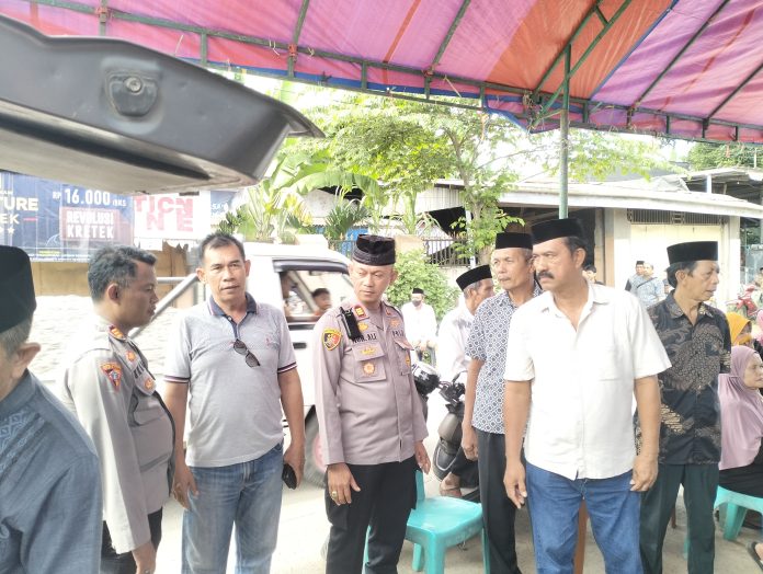 IMG20250704114833 FOTO: Kapolsek Pallangga AKP Muh. Ali, SH.,MM (tengah) pada saat melayat dan berbincang kepada warga di Desa Pallangga Kecamatan Pallangga. Jumat (4/7)