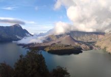 Tewaskan 2 Pendaki WNA, Pemerintah Tutup Jalur Pendakian di Gunung Rinjani FOTO: Gunung Baru Jari di tengah Danau Segara Anak Gunung Rinjani. (Inside Lombok/Ist)