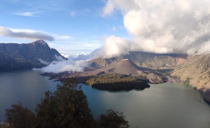 WhatsApp-Image-2023-08-22-at-2.28.59-PM-e1692685785718-768x467 FOTO: Gunung Baru Jari di tengah Danau Segara Anak Gunung Rinjani. (Inside Lombok/Ist)