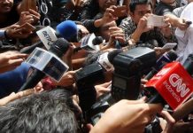 Dilema Jurnalisme Kini: Uang, Etika, dan Hilangnya Independensi Media FOTO: Wartawan sedang bertugas. Ilustrasi (Foto: dok.JPNN.com)