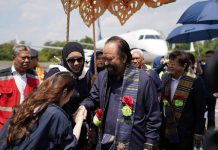 Gelar Rakernas di Makassar, Hadir 5.000 Kader Partai NasDem dari Seluruh Indonesia FOTO: Ketua Umum Partai NasDem, Surya Paloh saat tiba di bandar udara internasional Sultan Hasanuddin Makassar, Mandai Maros