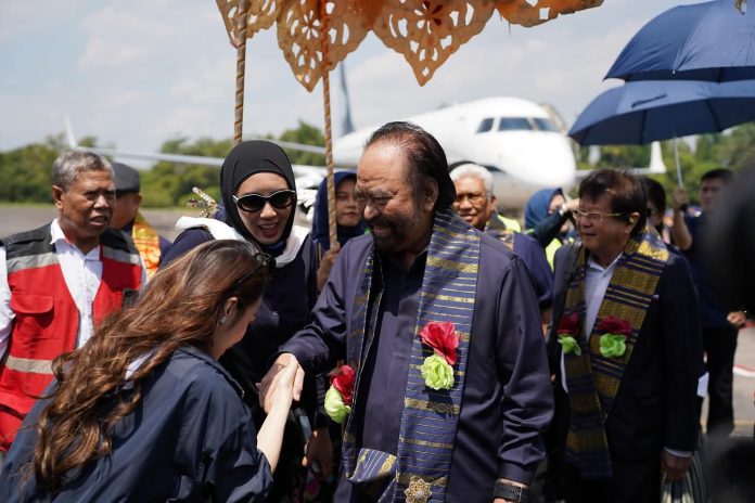 FB_IMG_1754553385441 FOTO: Ketua Umum Partai NasDem, Surya Paloh saat tiba di bandar udara internasional Sultan Hasanuddin Makassar, Mandai Maros