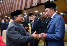 Usai Pidato Kenegaraan, Presiden Prabowo Hampiri Tokoh Nasional dan Tamu Internasional FOTO: Presiden Prabowo Subianto saat menyalami Joko Widodo atau Jokowi (BPMI Setpres)