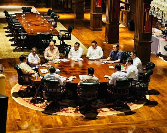 FB_IMG_1755706281723 FOTO: Presiden Prabowo mengadakan rapat maraton bersama sejumlah Menteri Kabinet Merah Putih sejak siang hingga malam hari ini di kediaman pribadinya, Hambalang pada hari Rabu 20 Agustus 2025. (Properti (Setkab)