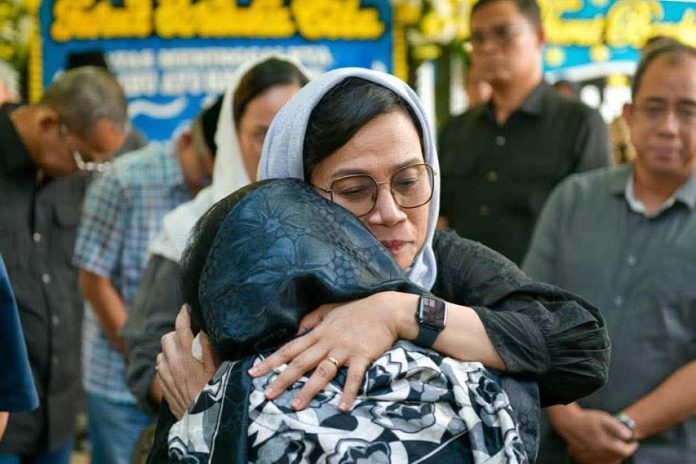 FOTO: Menteri Keuangan (Menkeu) Sri Mulyani Indrawati melayat ke kediaman mantan Menkeu Mar’ie Muhammad di Jakarta. Sabtu, 24 Agustus 2025. (Dokumen via Facebook)