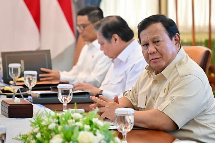 FB_IMG_1756195873288 FOTO: Presiden Prabowo Subianto saat memimpin rapat terbatas mengenai perekonomian nasional bersama jajaran menteri Kabinet Merah Putih di Istana Merdeka, Jakarta, Senin (25/08/2025).