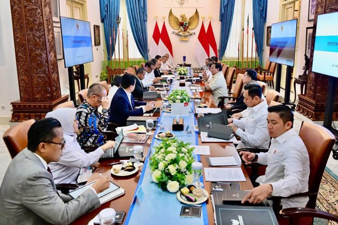 FOTO: Presiden Prabowo Subianto memimpin rapat terbatas (Ratas) bersama Wakil Presiden (Wapres) Gibran Rakabuming dan sejumlah menteri Kabinet Merah Putih (KMP) di Istana Merdeka, Jakarta, pada Senin, 25 Agustus 2025.