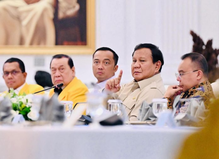 FB_IMG_1756303441445 FOTO: Ketua harian DPP Partai Gerindra Sufmi Dasco Ahmad saat mendampingi Presiden Prabowo Subianto berdiskusi bersama para elit partai golkar di Istana Negara, Jakarta. Rabu (27/8). (Properti via Facebook)