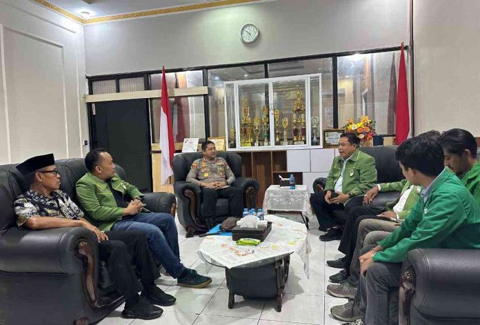 IMG-20250801-WA0057 FOTO: Pengurus Wilayah (BPW) Kerukunan Keluarga Luwu Raya (KKLR) Provinsi Sulawesi Selatan, Ir. Hasbi Syamsu Ali, saat melakukan audiensi dengan Kapolrestabes Makassar, Kombes Pol Arya Perdana, di Mapolrestabes Makassar, Kamis (31/7) sore.