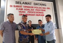 Sebagai Pelapor Laskar Minta SP2HP Seragam Sekolah Gratis di Subdit Tipidkor Polda Sulsel FOTO: Ilyas Maulana, S.H. dan Andi Jamal Masingga (Betel) saat ikut mendampingi Direktur Eksekutif LASKAR Sulsel, Ilank Radjab saat melakukan pelaporan tersebut di Subdit 3 Tipikor Polda Sulsel. Jumat (1/8/2025). (LN)