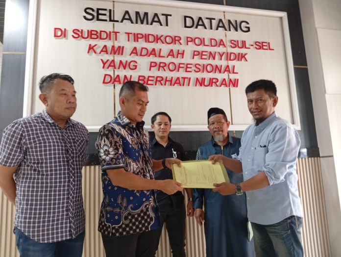 FOTO: Ilyas Maulana, S.H. dan Andi Jamal Masingga (Betel) saat ikut mendampingi Direktur Eksekutif LASKAR Sulsel, Ilank Radjab saat melakukan pelaporan tersebut di Subdit 3 Tipikor Polda Sulsel. Jumat (1/8/2025). (LN)