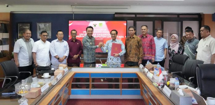IMG-20250801-WA0363 FOTO: Universitas Hasanuddin (Unhas) dan Pemerintah Kabupaten Luwu Utara resmi menandatangani nota kesepahaman atau Memorandum of Understanding (MoU) di Ruang Rapat Rektor Lt. 8 Tamalanrea, Jumat (01/08).