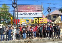 Diduga Dianiaya Saat Liput Demo “Bupati Ultraman”, Teman Seprofesi Wartawan Jawa Pos Gelar Sikap Solidaritas di Polres Situbondo