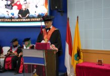 Empat Guru Besar FISIP Unhas Bahas Patologi Birokrasi, Politik Identitas, Ekologi Media, dan Terorisme di Asia Tenggara FOTO: Prof. Dr. Arianto, S.Sos., M.Si. Guru Besar Bidang Media dan Komunikasi, kelahiran Parepare tahun 1973 ini menyampaikan pidato berjudul: “Ekologi Media dan Perilaku Komunikasi di Era New Media”. (Properti Humas Unhas)