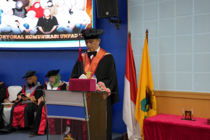IMG-20250805-WA0360 FOTO: Prof. Dr. Arianto, S.Sos., M.Si. Guru Besar Bidang Media dan Komunikasi, kelahiran Parepare tahun 1973 ini menyampaikan pidato berjudul: “Ekologi Media dan Perilaku Komunikasi di Era New Media”. (Properti Humas Unhas)