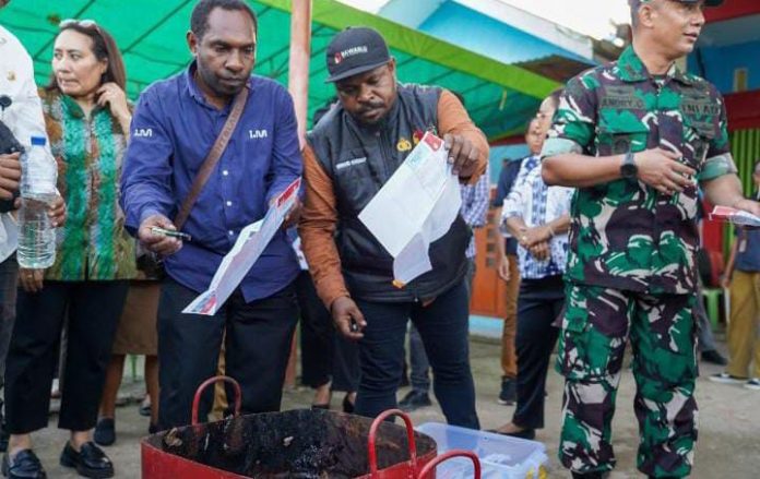 IMG-20250805-WA0478 FOTO: Panitia penyelenggaraan PSU di Provinsi Papua siap menggelar Pemilihan Suara Ulang di Provinsi Papua (Properti: Kemenko Polkam)