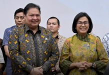 Menkeu Sri, Ekonomi Indonesia Tumbuh Diangka 5,12% FOTO: Menteri Koordinator Bidang Perekonomian Airlangga Hartarto dan Menteri Keuangan Sri Mulyani dalam konferensi pers terkait b dengan pertumbuhan ekonomi Triwulan II tahun 2025, Jakarta, 5 Agustus 2025. (Properti via Facebook Sri Mulyani)