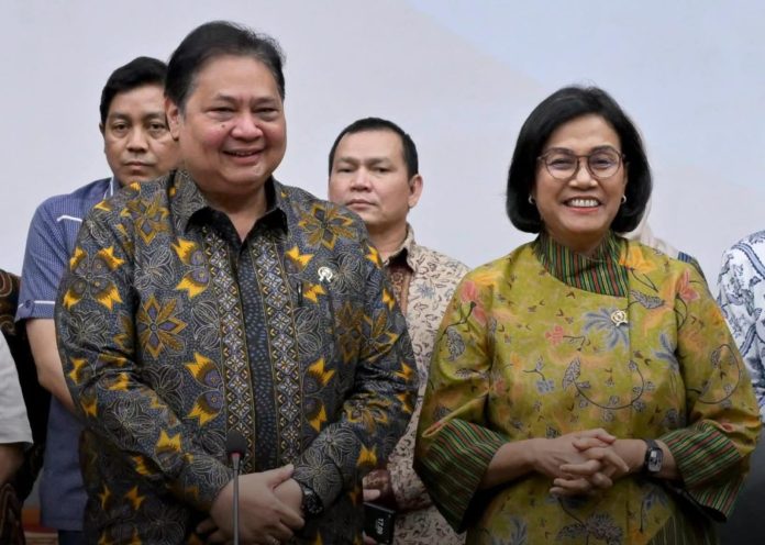 IMG-20250806-WA0005 FOTO: Menteri Koordinator Bidang Perekonomian Airlangga Hartarto dan Menteri Keuangan Sri Mulyani dalam konferensi pers terkait b dengan pertumbuhan ekonomi Triwulan II tahun 2025, Jakarta, 5 Agustus 2025. (Properti via Facebook Sri Mulyani)