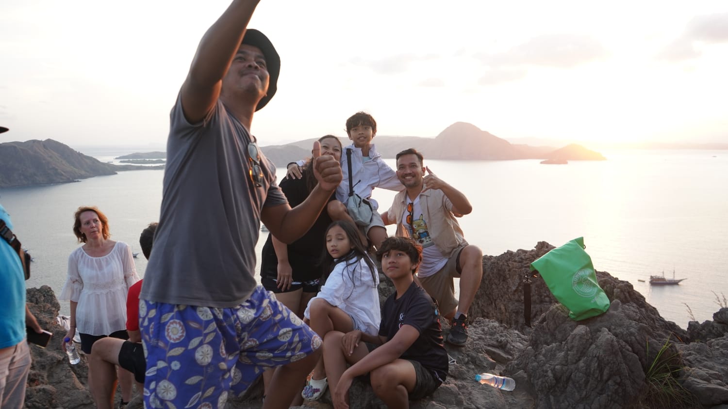Gambar : Risal Saputra melakukan swafoto bersama kliennya di Puncak Pulau Padar