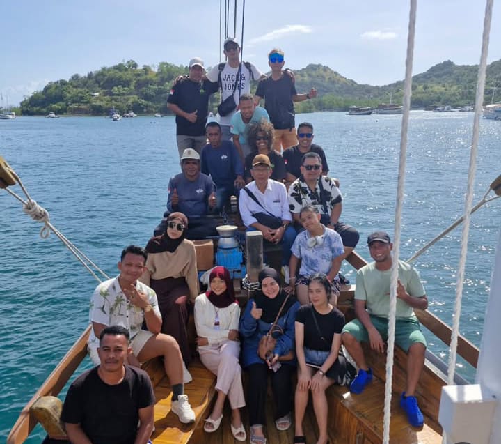 Gambar : Aktivitas Agen Travel Semesta Labuan Bajo saat lagi menemani klien dengan kapal phinisi Octopus