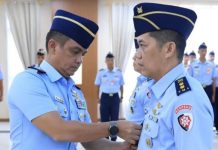 Pangkoopsud II Gelar Sertijab, Pastikan Tertib Administrasi, Efisiensi dan Akuntabilitas dalam Pelaporan FOTO: Marsda TNI Deni Hasoloan S., saat memimpin upacara serah terima jabatan Kepala Keuangan Koopsud II dari Kolonel Adm Heraclitos W.S. Rendeo, S.Pd., M.Si., kepada Letkol Adm Hendri Purnama, A.Md., di Lobi Utama Makoopsud II, Makassar, Selasa (5/8/2025). (Properti Pangkoopsud II)