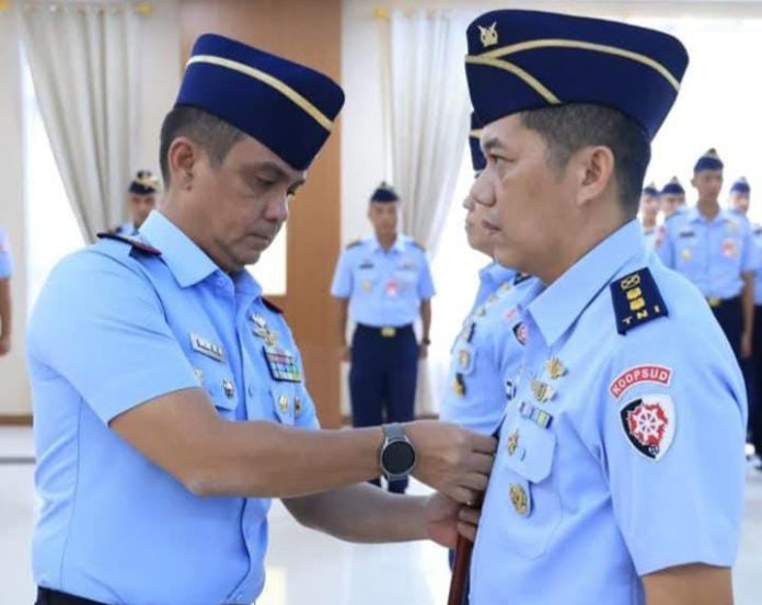 IMG-20250806-WA0015 FOTO: Marsda TNI Deni Hasoloan S., saat memimpin upacara serah terima jabatan Kepala Keuangan Koopsud II dari Kolonel Adm Heraclitos W.S. Rendeo, S.Pd., M.Si., kepada Letkol Adm Hendri Purnama, A.Md., di Lobi Utama Makoopsud II, Makassar, Selasa (5/8/2025). (Properti Pangkoopsud II)