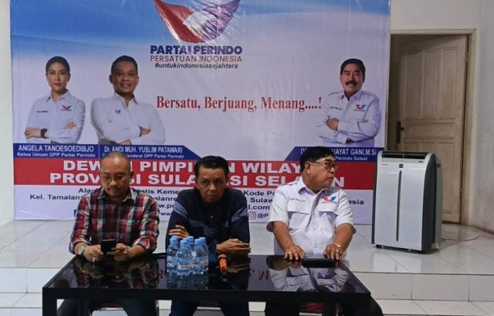 IMG-20250806-WA0274 FOTO: Dari kiri CEO PT Duta Politik Indonesia, Dedi Alamsyah, Prof Nurdin Abdullah (tengah dan Hayat Gani menghadiri kegiatan Temu Kader DPW Partai Perindo Sulawesi Selatan yang berlangsung di Kantor DPW Perindo Sulsel, Jalan Perintis Kemerdekaan, Rabu (6/8/2025).