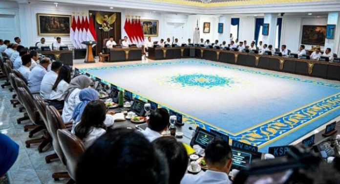 IMG-20250806-WA0318 FOTO: Presiden Prabowo Subianto memimpin Sidang Kabinet Paripurna ke-8 pemerintahan Kabinet Merah Putih yang digelar di Ruang Sidang Kabinet, Istana Kepresidenan Jakarta, pada Rabu, 6 Agustus 2025. (Foto: BPMI Setpres)