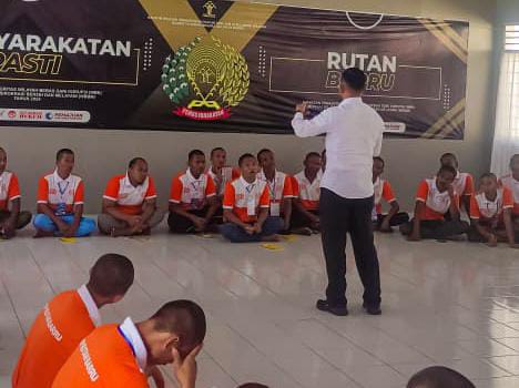 IMG-20250807-WA0162 FOTO: Warga Binaan Rutan Kelas IIB Barru kembali menyelenggarakan kegiatan pembinaan kepramukaan yang ditujukan khusus bagi warga binaan yang sedang mengikuti program rehabilitasi. Rabu (06/08).