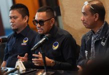 KPK OTT di Koltim, Syahroni Sebut Bupati Hadiri Rakernas Partai Nasdem di Makassar FOTO: Bendahara DPP Partai Nasdem Ahmad Syahroni dan Anggota Komisi III DPR RI, Rudianto Lallo dan Bupati Kolaka Timur Abd Azis saat menggelar keterangan pers terkait kasus OTT di Kolaka Timur, Kamis (7/8). (Istimewa)