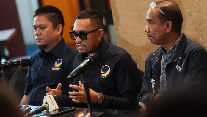IMG-20250807-WA0313 FOTO: Bendahara DPP Partai Nasdem Ahmad Syahroni dan Anggota Komisi III DPR RI, Rudianto Lallo dan Bupati Kolaka Timur Abd Azis saat menggelar keterangan pers terkait kasus OTT di Kolaka Timur, Kamis (7/8). (Istimewa)