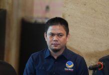 Rakernas Partai Nasdem Dinodai OTT KPK di Koltim ini Kata LASKAR Sulsel FOTO: Bupati Kolaka Timur Abd Azis saat ikut menggelar keterangan pers terkait kasus OTT di Kolaka Timur, Kamis (7/8). (Istimewa)