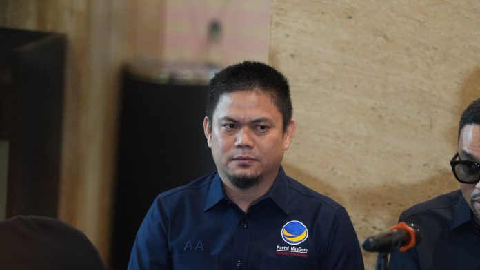 IMG-20250807-WA0317 FOTO: Bupati Kolaka Timur Abd Azis saat ikut menggelar keterangan pers terkait kasus OTT di Kolaka Timur, Kamis (7/8). (Istimewa)