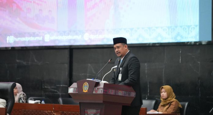 IMG-20250807-WA0439 FOTO: Gubernur Sumatera Utara, Bobby Nasution menghadiri sidang paripurna DPRD Sumut dengan agenda pengesahan RPJMD Sumut 2025 - 2030 di Gedung DPRD Sumut, Kamis (7/8/2025).