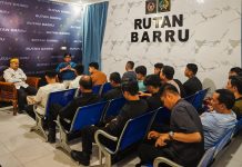 Karutan Barru Pimpin Arahan Pengamanan untuk Perkuat Kordinasi dan Disiplin Petugas FOTO: Kepala Rumah Tahanan Negara Kelas IIB Barru, Amsar, memimpin pertemuan rutin bersama seluruh petugas pengamanan di Ruang Pertemuan Lantai 2 Rutan Barru, Jumat 8 Agustus 2025.