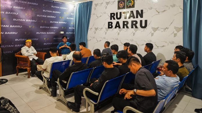 IMG-20250808-WA0184 FOTO: Kepala Rumah Tahanan Negara Kelas IIB Barru, Amsar, memimpin pertemuan rutin bersama seluruh petugas pengamanan di Ruang Pertemuan Lantai 2 Rutan Barru, Jumat 8 Agustus 2025.