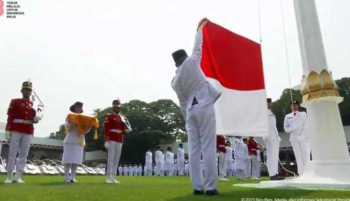 FOTO: Pengibaran Bendera Merah Putih dalam upacara HUT ke-78 RI di Istana Merdeka, Kamis (17/8/2023). (Foto: Tangkapan layar Youtube Sekretariat Presiden)