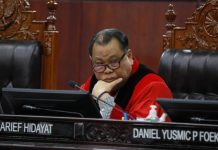Gugatan Uji Materi UU Hak Cipta, Hakim MK Sentil Pencipta Lagu Indonesia Raya FOTO: Hakim Konstitusi Arief Hidayat. (Istimewa)