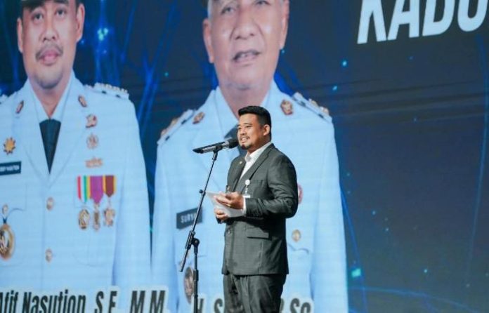 IMG-20250808-WA0304 FOTO: Gubernur Sumatera Utara (Sumut) Bobby Nasution menyerahkan Dana Bagi Hasil (DBH), Sebesar Rp.674 miliar diserahkan ke kepala daerah kabupaten kota di Sumut. (Properti via Facebook Bobby Nasution)