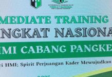 HMI Cabang Pangkep Hadirkan Dr. Fahri Bachmid, Bedah Legalisasi dalam Hukum Tata Negara di LK II Tingkat Nasional FOTO: Dr. Fahri Bachmid, S.H., M.H., Pakar Hukum Tata Negara saat memberikan materi “Legalisasi dalam Hukum Tata Negara; Antara Norma, Kekuasaan, dan Legitimasi” dalam kegiatan gelaran Intermediate Training (Latihan Kader II) Tingkat Nasional di Aula DPRD Kabupaten Pangkep, Jumat (8/8/2025).