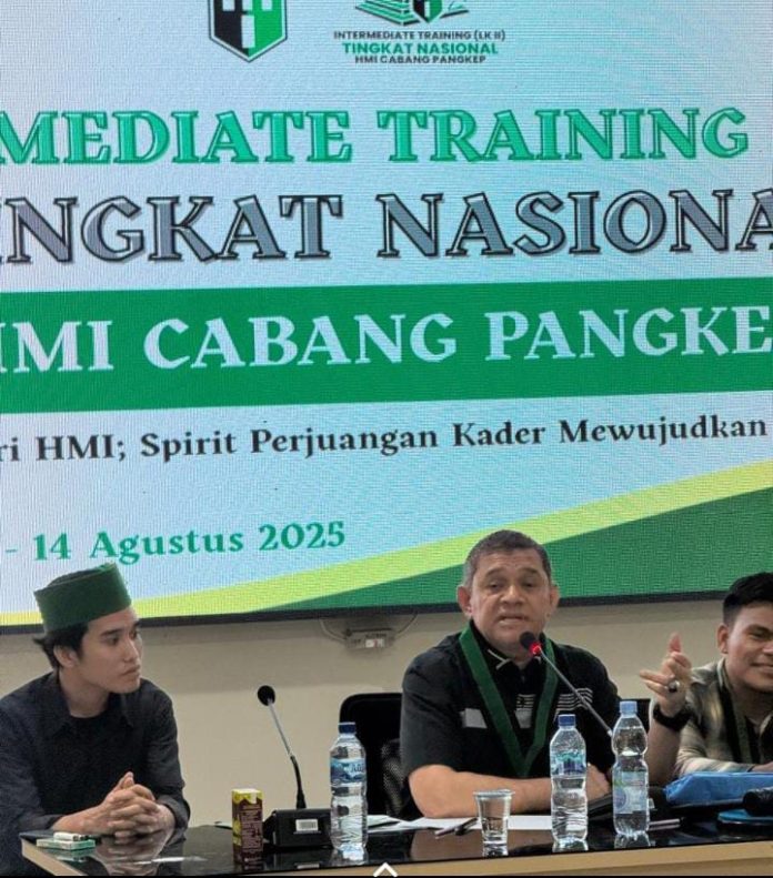 IMG-20250808-WA0459 FOTO: Dr. Fahri Bachmid, S.H., M.H., Pakar Hukum Tata Negara saat memberikan materi “Legalisasi dalam Hukum Tata Negara; Antara Norma, Kekuasaan, dan Legitimasi” dalam kegiatan gelaran Intermediate Training (Latihan Kader II) Tingkat Nasional di Aula DPRD Kabupaten Pangkep, Jumat (8/8/2025).