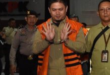 Bukan di OTT, KPK Tangkap Langsung Bupati Koltim di Makassar, Kasus Proyek Senilai Rp 126,3 miliar FOTO: Bupati Kolaka Timur Abdul Azis (tengah) berjalan menuju mobil tahanan usai menjalani pemeriksaan pasca terjaring OTT KPK di Gedung Merah Putih KPK, Jakarta, Sabtu (9/8/2025) dini hari. ANTARA FOTO/Indrianto Eko Suwarso)