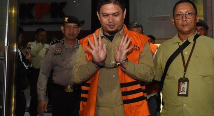 IMG-20250809-WA0147 FOTO: Bupati Kolaka Timur Abdul Azis (tengah) berjalan menuju mobil tahanan usai menjalani pemeriksaan pasca terjaring OTT KPK di Gedung Merah Putih KPK, Jakarta, Sabtu (9/8/2025) dini hari. ANTARA FOTO/Indrianto Eko Suwarso)