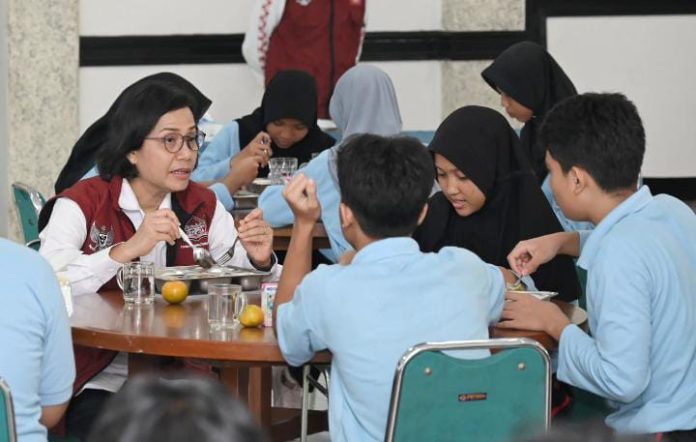 IMG-20250810-WA0295 FOTO: Menteri Keuangan Sri Mulyani saat mengunjungi Rakyat Menengah Atas 10 di kawasan Radio Dalam, Jakarta Selatan. Sabtu (9/8). (Properti via Facebook Sri Mulyani)