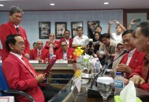 Berhasil Pimpin Unhas, 17 Dekan Antar Prof JJ Daftar Kembali Calon Rektor 2026–2030 FOTO: Bakal calon incumben Rektor Universitas Hasanuddin (Unhas), Prof. Dr. Ir. Jamaluddin Jompa, M.Sc., resmi menjadi pendaftar pertama dalam Pemilihan Rektor Unhas periode 2026–2030.
