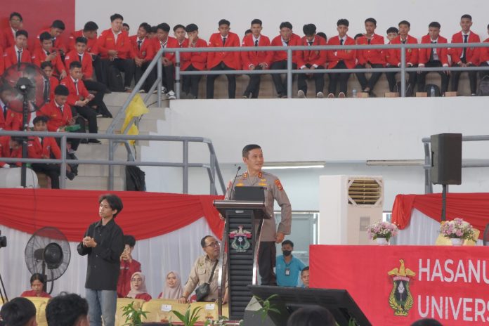 IMG-20250811-WA0358 FOTO: Kapolda Sulawesi Selatan, Irjen Pol. Drs. Rusdi Hartono, M.Si., menjadi narasumber dalam kegiatan Pengenalan Kehidupan Kampus bagi Mahasiswa Baru (PKKMB) Universitas Hasanuddin Tahun 2025.