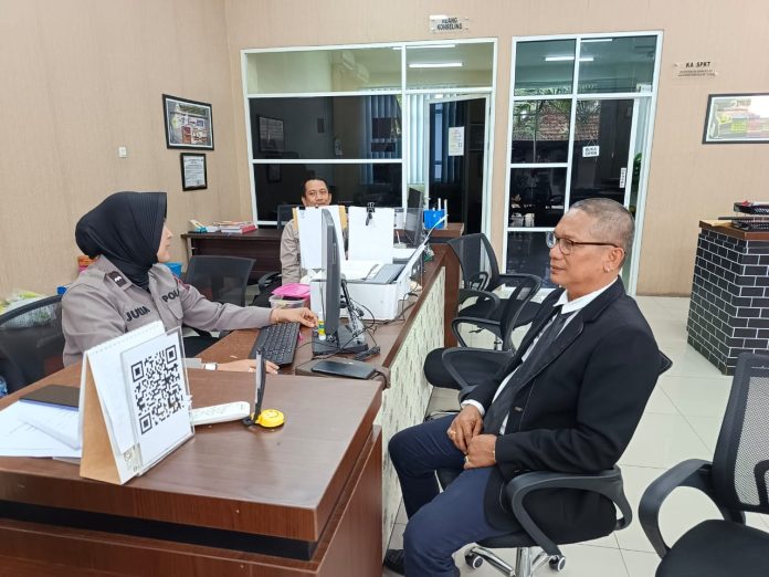 IMG-20250811-WA0467 FOTO: Hans Silalahi SH kuasa hukum Kompol DK melaporkan dua pria bernama Riyan Saputra dan Rudi Bakti ke Polda Sumut atas dugaan pencemaran nama baik, Senin (11/8/2025) siang.